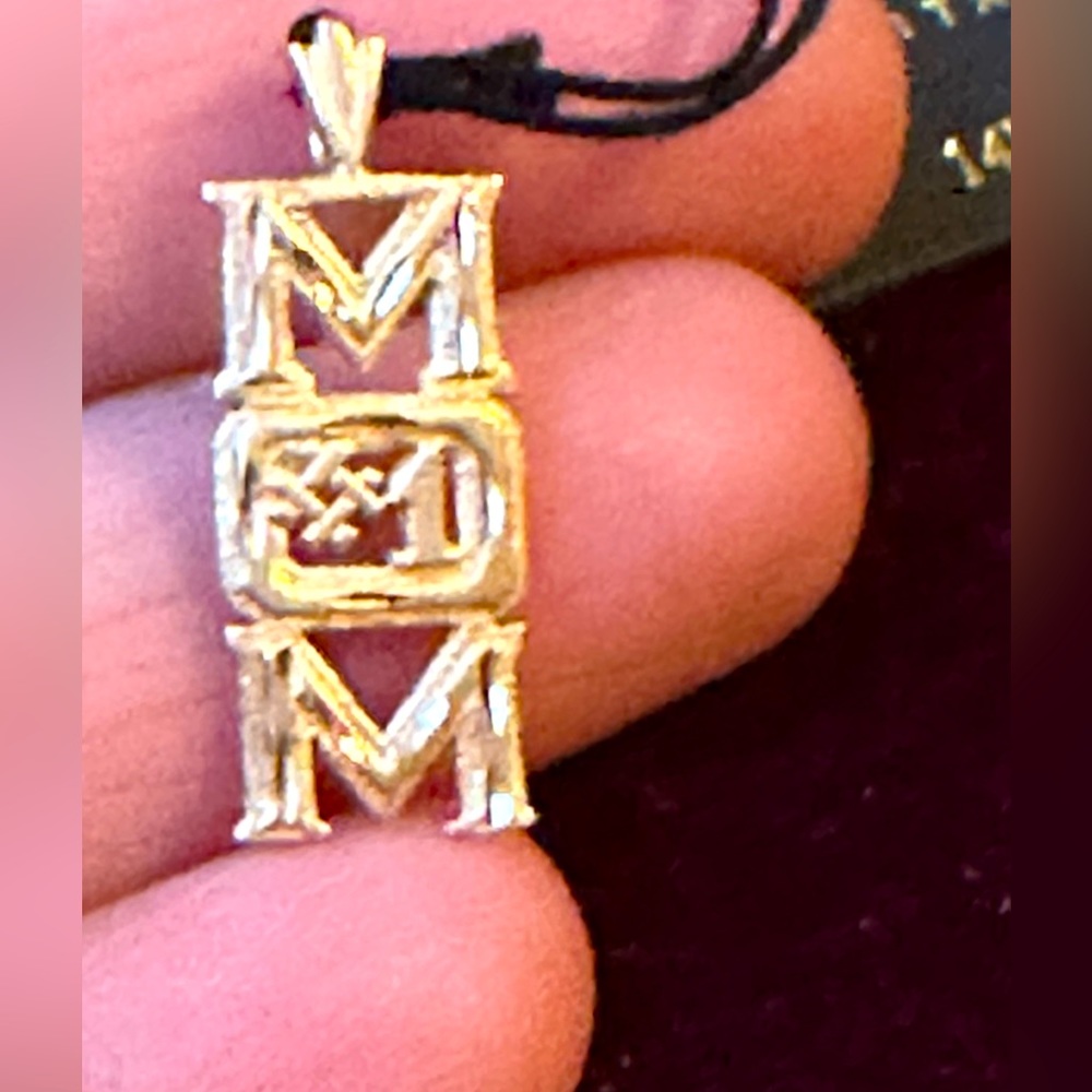 14 kt gold solid, yellow, gold mom pendant